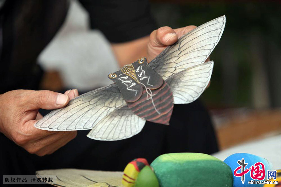 在老宋的众多件宝贝中有大有小，手中的这件巴掌大小的蝉风筝同样栩栩如生。中国网图片库 吕斌/摄