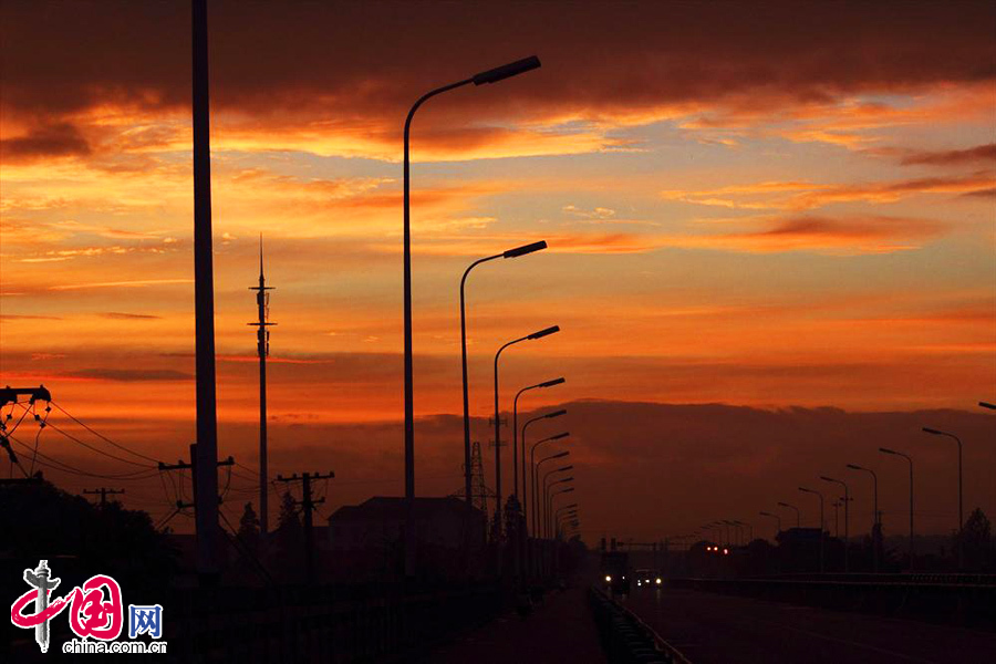 2013年9月23日早晨，一大片美丽的火烧云映照在浙江绍兴市区城东的上空。 中国网图片库 李瑞昌摄影