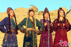 哈密古代服饰不同阶层各有特点，贵族华丽贫民简单。中国网图片库 孙继虎/摄