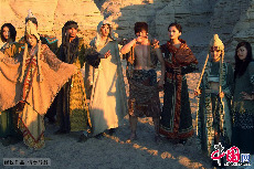 外来的影响通过古代维吾尔族固有的民族服饰表现出来，它们具有鲜明的民族特点。中国网图片库 孙继虎/摄