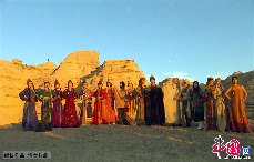 哈密古代服饰不同阶层各有特点，贵族华丽贫民简单。中国网图片库 孙继虎/摄