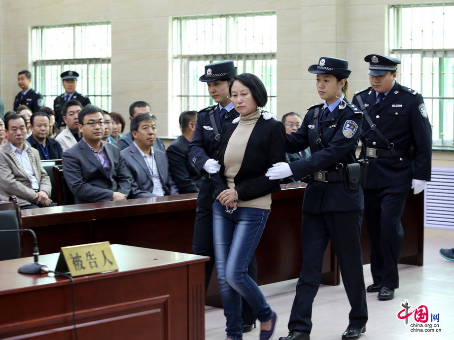 2013年9月24日，陜西榆林，被告人龔愛愛被法警帶入法庭。