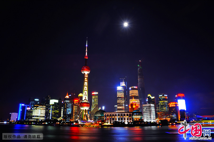  夜幕下的上海外滩流光溢彩，绚丽缤纷。 中国网图片库 郑跃芳/摄