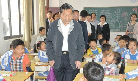 5月18日，齐续春与韶山乡一小学的小学生进行亲切交流。