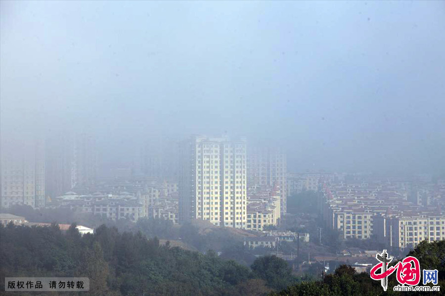 吉林省吉林市被大雾笼罩，整个城市若隐若现，仙境一般。中国网图片库 朱万昌/摄