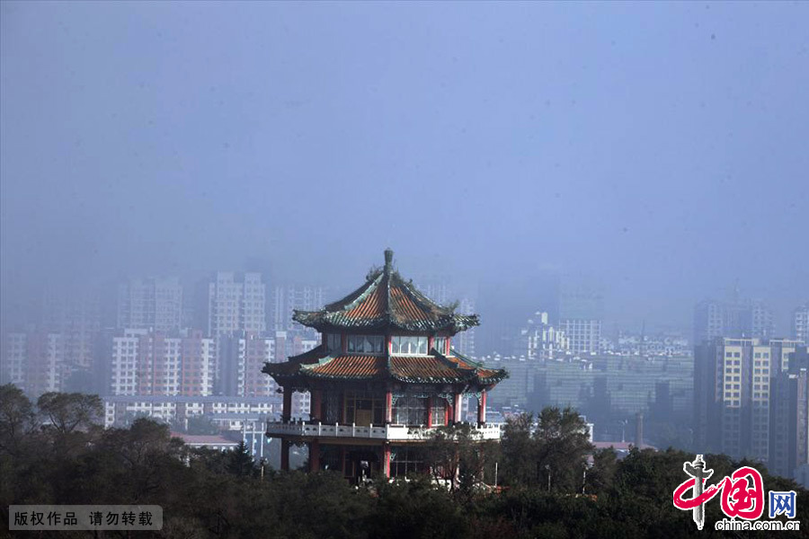 吉林省吉林市被大雾笼罩，整个城市若隐若现，仙境一般。中国网图片库 朱万昌/摄