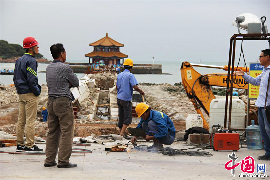 2013年9月24日拍摄的施工中的青岛栈桥。 中国网图片库 黄杰显摄影