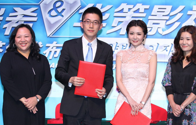 “人鱼小姐”张瑞希中国签约 以周润发为偶像 “人鱼小姐”张瑞希中国签约 以周润发为偶像