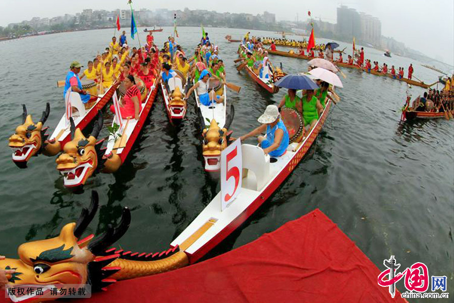 融安融江县城，正在集结的女子龙舟比赛代表队。中国网图片库 何进文/摄