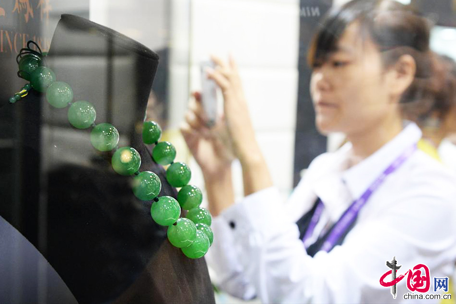这是在珠宝展上拍摄的一串珍贵的翡翠项链（9月25日摄）。 中国网图片库 赖鑫琳摄影