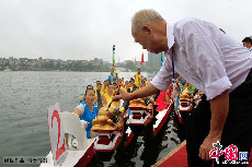 融安融江县城段龙舟赛开幕式上，代表正在为龙舟点睛。中国网图片库 何进文/摄