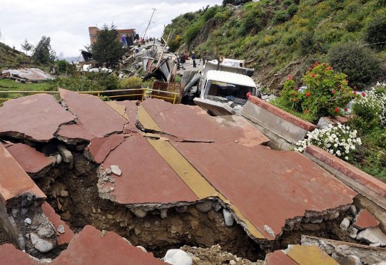 玻利维亚一高速路发生泥石流