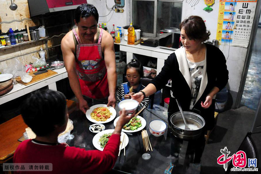 9月25日晚，马登峰和家人一起吃饭的时间很少，一有机会，他就特意为家人多炒几个菜，他说这样心里能好受些。中国网图片库 房德华/摄