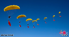第十五届北京国际航空展——八达岭飞行动态展示，动力滑翔伞表演。 中国网图片库 杨仁岩/摄