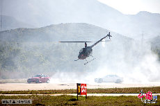 八達(dá)嶺動(dòng)態(tài)飛行表演開(kāi)幕，空中直升機(jī)特技飛行，地面汽車(chē)做漂移表演交相輝映。 中國(guó)網(wǎng)圖片庫(kù) 楊仁巖/攝