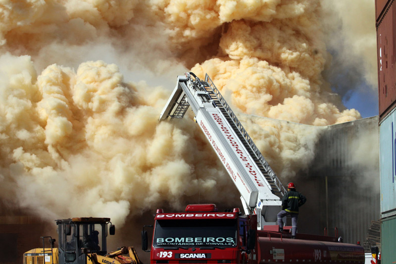 巴西一肥料倉庫發生火災 有毒煙霧蔓延直衝雲霄