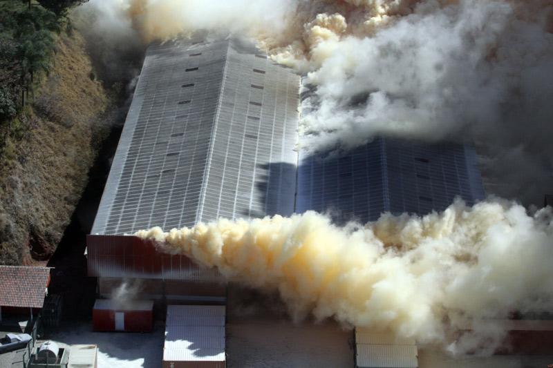巴西一肥料倉庫發生火災 有毒煙霧蔓延直衝雲霄