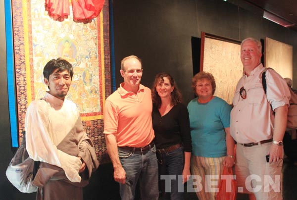 美国观众沃特夫妇及友人与获得第二届“和美西藏”大赛金奖的藏族唐卡画师赤增绕旦合影留念。
