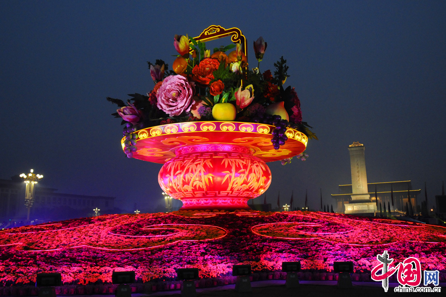 2013年9月28日晚，北京天安門廣場中心花壇正在調試燈光，3D技術投影下的國慶的花藍變換出絢麗多彩、晶瑩剔透的夢幻般景觀效果，令人陶醉! 圖片來源：金聞/CFP
