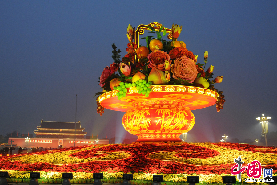 2013年9月28日晚，北京天安门广场中心花坛正在调试灯光，3D技术投影下的国庆的花蓝变换出绚丽多彩、晶莹剔透的梦幻般景观效果，令人陶醉! 图片来源：金闻/CFP