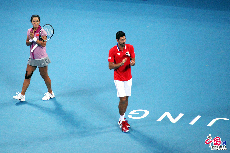 2013中国网球公开赛慈善友谊赛在北京国家网球中心钻石球场举行，图为李娜对阵德约科维奇。中国网记者 熊颖/摄