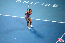 2013中国网球公开赛慈善友谊赛在北京国家网球中心钻石球场举行，图为李娜对阵德约科维奇。中国网记者 熊颖/摄