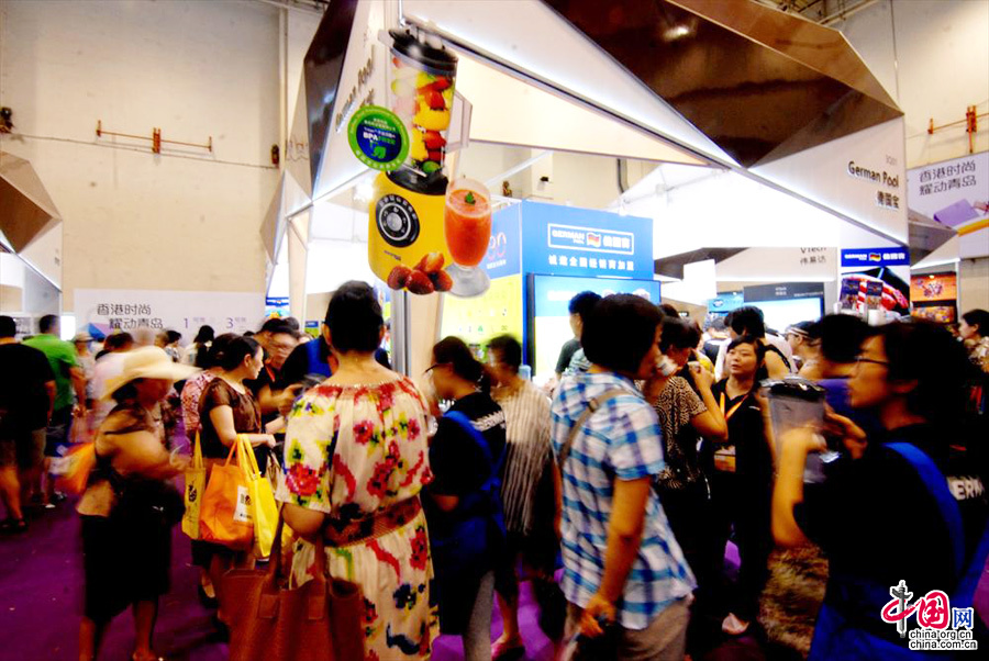 资料图 8月22日，香港时尚购物展在青岛国际会展中心举行。图为购物展现场。中国网图片库 王海滨 摄
