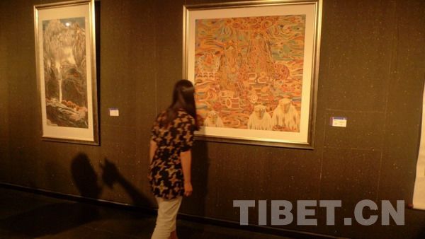 王夏在国家大剧院参观“和美西藏”美术作品展