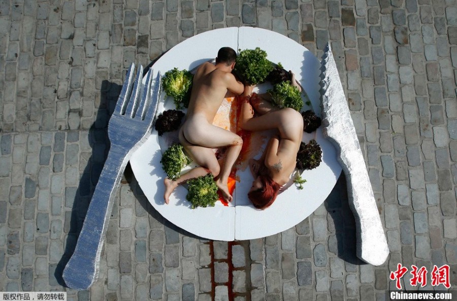 當地時間10月2日，西班牙巴塞羅那，當地動物保護組織成員現身街頭裸身當“盤中餐”，推廣素食主義。