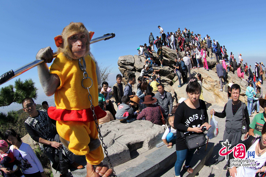 2013年10月3日，江苏省连云港市花果山景区迎来新一轮客流高峰。据景区管理处统计，截至3日12时，国庆假期花果山景区累计客流15.3万人次，创历史新高。