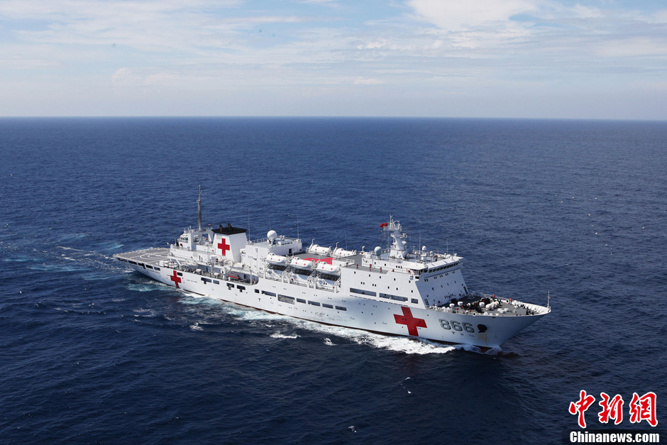10月3日，中国海军和平方舟号医院船在西沙海域开展立体搜救。9月29日，第21号强台风“蝴蝶”正面袭击西沙群岛，造成数十艘渔船搁浅倾覆，部分渔民落水失踪。