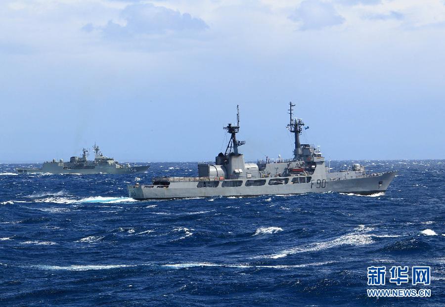 這張2013年10月3日拍攝的照片顯示青島艦與多國海軍軍艦編隊駛離傑維斯灣向雪梨港航渡。 10月4日，在澳大利亞東部傑維斯灣參加完東盟防長擴大會議首次海上安全實兵演習後，中國海軍導彈驅逐艦青島艦抵達雪梨港，準備同來自世界20多個國家的海軍艦艇一起，參加將於10月5日舉行的澳大利亞海軍慶祝軍艦進入雪梨港100週年國際觀艦式。