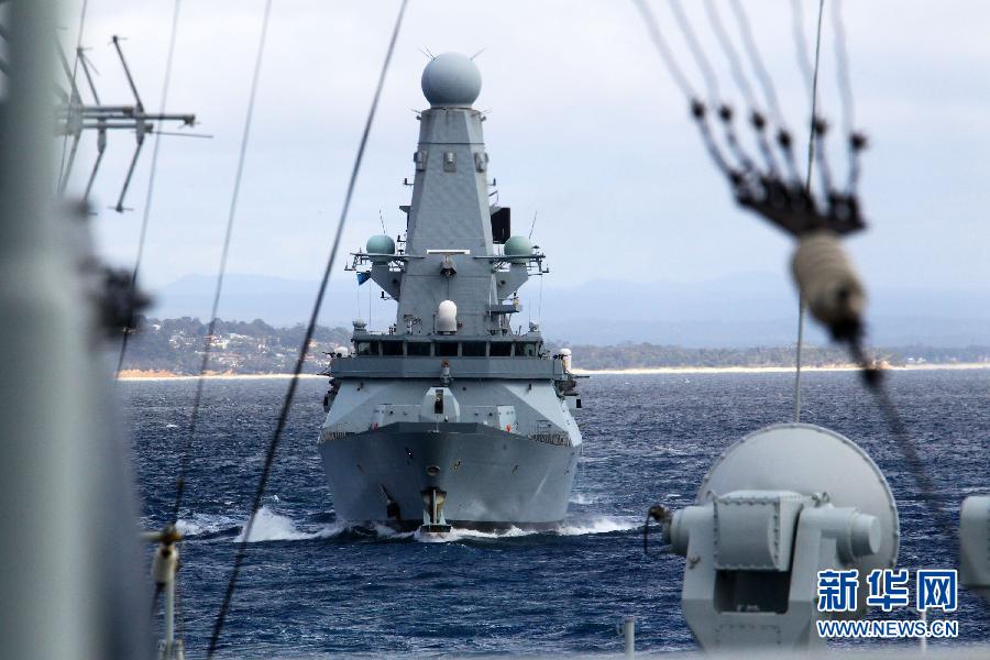 這張2013年10月3日拍攝的照片顯示青島艦與英國皇家海軍“勇敢”號導彈驅逐艦編隊駛離傑維斯灣向雪梨港航渡。 10月4日，在澳大利亞東部傑維斯灣參加完東盟防長擴大會議首次海上安全實兵演習後，中國海軍導彈驅逐艦青島艦抵達雪梨港，準備同來自世界20多個國家的海軍艦艇一起，參加將於10月5日舉行的澳大利亞海軍慶祝軍艦進入雪梨港100週年國際觀艦式。