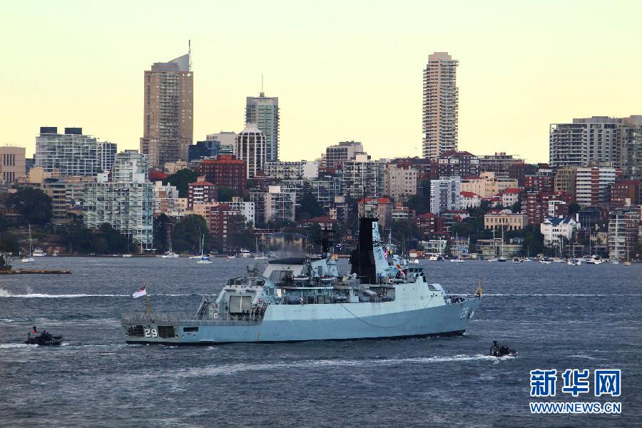 這張2013年10月3日拍攝的照片顯示西班牙海軍“坎特布裏亞”號補給艦駛向雪梨港。 10月4日，在澳大利亞東部傑維斯灣參加完東盟防長擴大會議首次海上安全實兵演習後，中國海軍導彈驅逐艦青島艦抵達雪梨港，準備同來自世界20多個國家的海軍艦艇一起，參加將於10月5日舉行的澳大利亞海軍慶祝軍艦進入雪梨港100週年國際觀艦式。