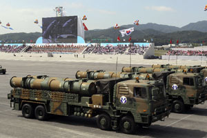 韩国举行盛大阅兵式 庆祝建军65周年