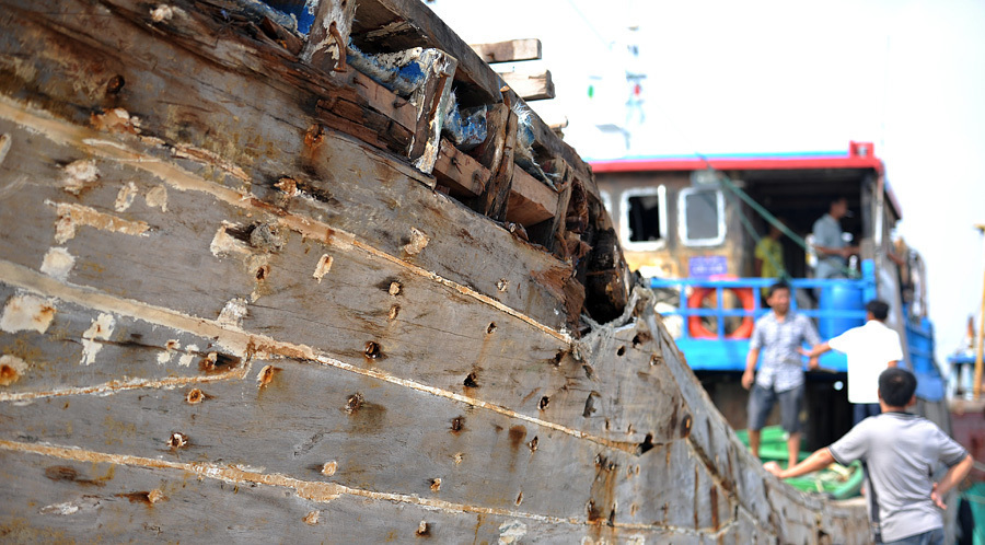 2013年10月4日，海南琼海，船头开裂的受损渔船。当天上午，受台风“蝴蝶”袭击的海南琼海市渔船已陆续安全返回潭门港。