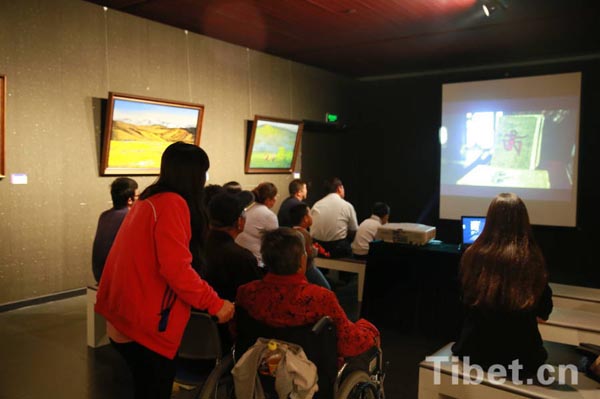 “和美西藏”美术作品展的展厅中的微电影放映区总是“人声鼎沸”。