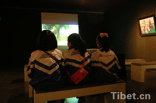 锦采小学的三名小学生很专注的在看微电影