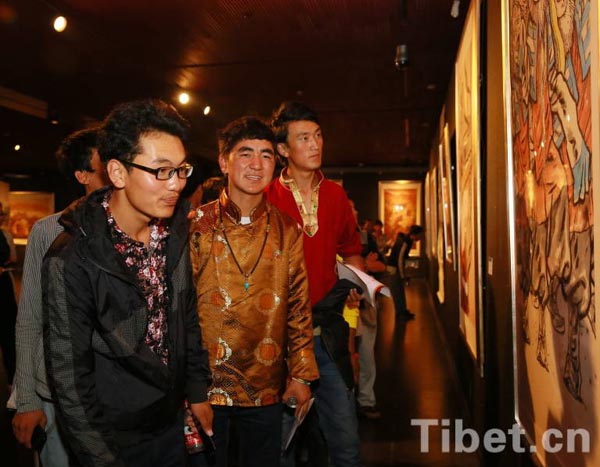 藏族大学生在参观画展