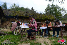 几位孩子在三峡库区奉节县长安土家族乡五坝村保存较为完整的草屋院坝做作业。 中国网图片库 周会/摄