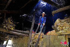三峡库区奉节县长安土家族乡五坝村高发常在在自家茅草屋中。 中国网图片库 周会/摄