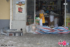 上海市杨树浦路，一家杂货店门口积满了雨水。中国网图片库 赖鑫琳/摄