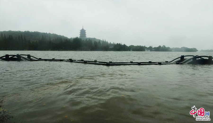  近日，受到颱風“菲特”帶來持續暴雨影響，杭州主城區累計降雨量突破250毫米，使得西湖水位達到7.6米，超過警戒水位0.3米。杭州西湖景區多處景點被淹，無法向遊客開放。圖為10月8日，杭州西湖上的長橋被湖水淹沒。中國網圖片庫 龍巍 攝