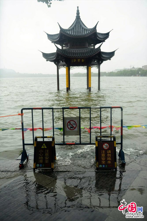  近日，受到颱風“菲特”帶來持續暴雨影響，杭州主城區累計降雨量突破250毫米，使得西湖水位達到7.6米，超過警戒水位0.3米。杭州西湖景區多處景點被淹，無法向遊客開放。圖為10月8日，杭州西湖上的集閒亭部分被湖水淹沒。中國網圖片庫 龍巍 攝
