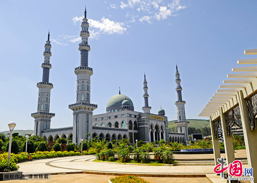 沙甸大清真寺建築典雅氣派，是我國西南最大的清真寺，為全國百座著名清真寺之一。圖為大清真寺右側廣場。 中國網圖片庫 李果/攝