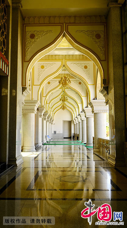 莊嚴華麗的大清真寺前廊。 中國網圖片庫 李果/攝 