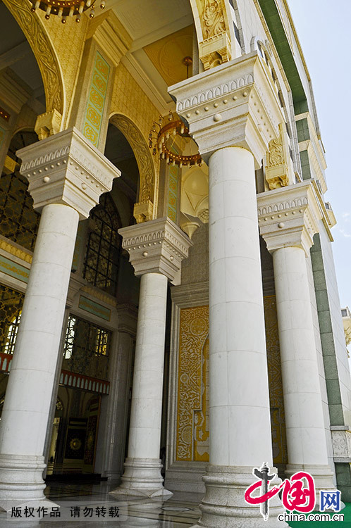 大清真寺门柱。沙甸清真寺以阿拉伯建筑风格为主，部分承袭了中国传统建筑。 中国网图片库 李果/摄