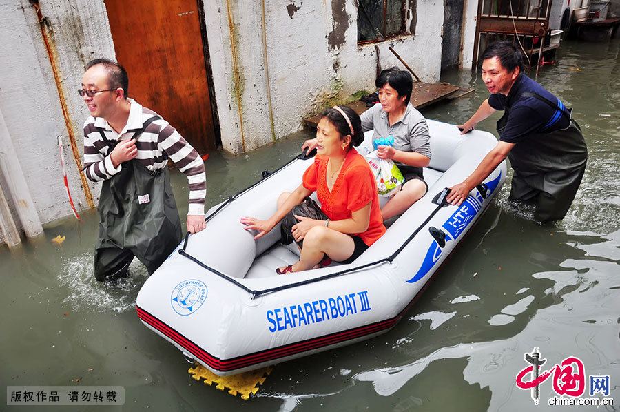 2013年10月9日，颱風“菲特”過後，浙江省寧波市江東區當地群眾自發組織幫助老人、婦女和兒童轉移。中國網圖片庫 胡學軍 攝影