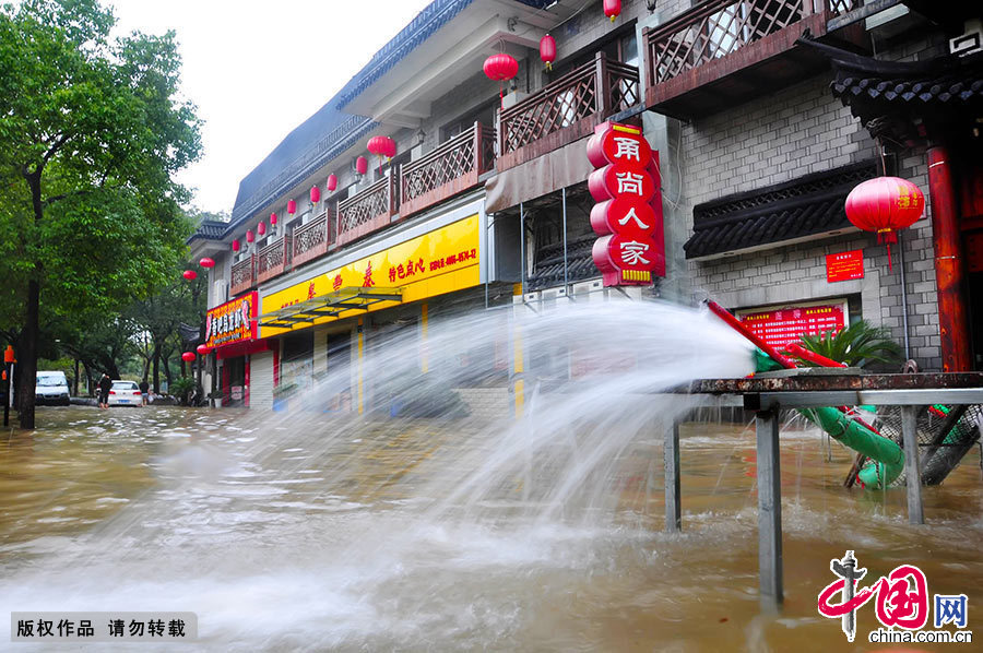 2013年10月9日，台风“菲特”过后，浙江宁波居民采用抽水泵抽出室内积水。 中国网图片库 胡学军摄影