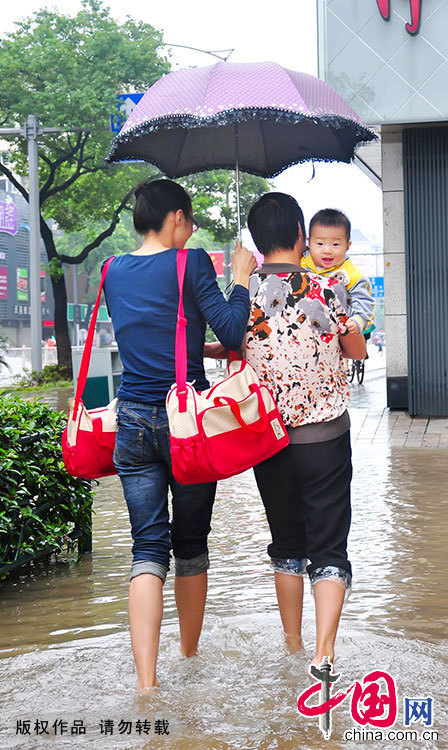 2013年10月9日，台风“菲特”过后，浙江省宁波市江东区群众自发转移。中国网图片库 胡学军 摄影 